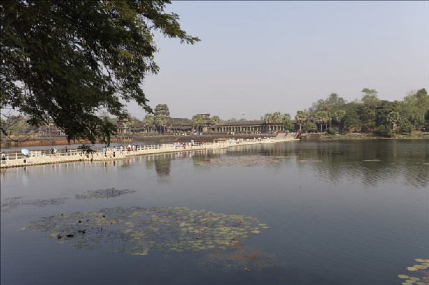 Behelfsschwimmbrcke nach Angkor Wat